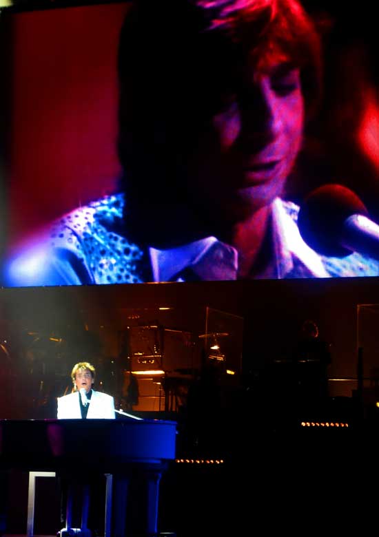 Manilow Barry at Piano with Screen.jpg	Barry at Piano with Screen